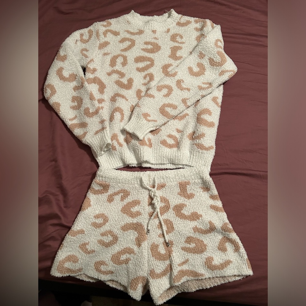 Womens adorable soft white leopard sweater set, size M